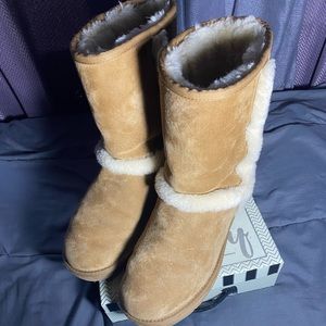 Woman’s tan Ugg boots cute and cozy!